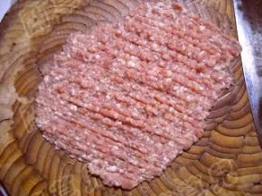 猪肉剁成肉馅。