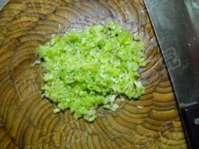 大葱洗净、剁细粒。