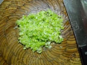 大葱洗净、剁细粒。