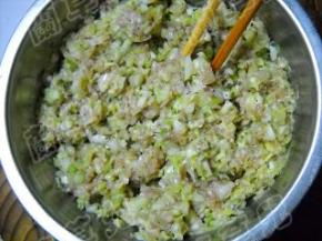 大葱、猪肉放入碗中，加入盐、芝麻油、生抽拌成包子馅。