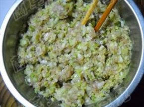 大葱、猪肉放入碗中，加入盐、芝麻油、生抽拌成包子馅。