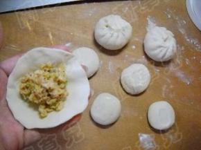 发酵好的面团分成小剂子，包入肉馅，做成包子生胚，饧发15分钟。