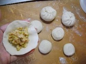 发酵好的面团分成小剂子，包入肉馅，做成包子生胚，饧发15分钟。
