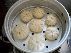锅中水开，包子生胚放入笼屉中；入锅，隔水蒸熟。