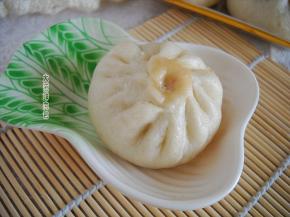 蒸好的包子，白胖可人，肉馅葱香味足。