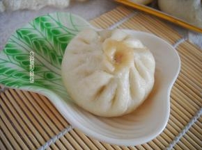 蒸好的包子，白胖可人，肉馅葱香味足。