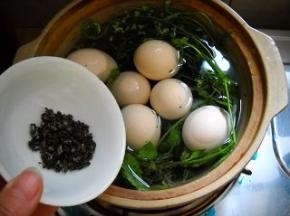 倒入茶叶，大火煮开；调至中火，煮15分钟。