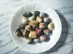 蛤蜊清洗干净，沙子多的可以放点香油在清水里养