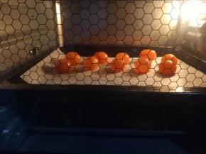 蛋黄提前解冻，用花生油泡上2-3天，注意油要没过蛋黄，捞出控下油，放入铺了锡纸的烤盘中，烤箱提前预热，实际温度100度烤8分钟。