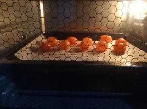 蛋黄提前解冻，用花生油泡上2-3天，注意油要没过蛋黄，捞出控下油，放入铺了锡纸的烤盘中，烤箱提前预热，实际温度100度烤8分钟。