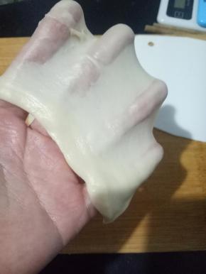 容器里放入30克猪油，15克糖粉，85度以上的热水60克，把猪油和糖粉搅匀化开，放入110克面粉手揉出膜。