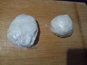 43克猪油加入90克中筋面粉揉成团。油皮面团和油酥面团各自放入保鲜袋中，放入冰箱冷藏室松弛30分钟。