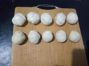 松弛好的油皮分成5份，每份大概42克左右。油酥分成5份，每份大概26克，用保鲜膜盖好。