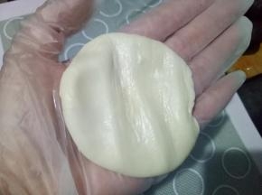 取一油皮按扁。