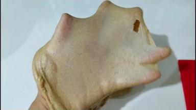 把材料中黄油以外的所有食材混合，揉成光滑的面团。面团揉至粗膜状态加入黄油继续揉至完全阶段，可以拉出薄膜