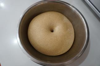 揉好的面团盖保鲜膜放在温暖处进行第一次发酵，发酵至手指蘸粉不会缩不塌陷