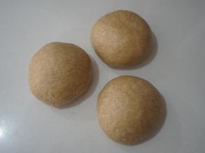 将发酵好的面团取出，按压排气，然后称重后分为三个小面团，滚圆后盖保鲜膜松弛10分钟