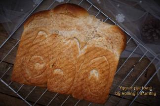 出炉后震一下侧躺晾凉 还有一点点温热时装入密封袋