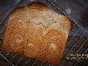 出炉后震一下侧躺晾凉 还有一点点温热时装入密封袋