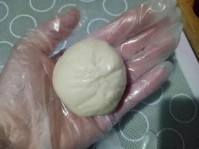 利用虎口慢慢往上推，收口捏紧，其余几个油皮油酥同样操作，每操作完一个记得盖保鲜膜。