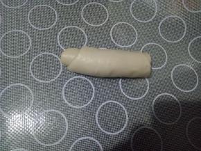 从上往下卷起。