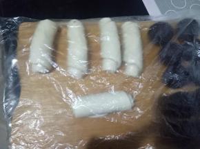 其余几个同样操作好，盖保鲜膜，盖保鲜膜松弛10分钟。