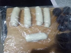 其余几个同样操作好，盖保鲜膜，盖保鲜膜松弛10分钟。