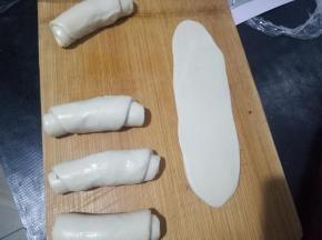 松弛后取一份面团，收口朝上，重复上一个程序，擀薄，卷起。