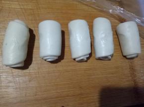 卷好后在盖保鲜膜松弛5分钟。