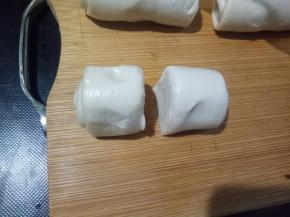 松弛好后，取一个面团从中间用快刀，切开，不要一下子按下去切，像锯子锯木头那样切。