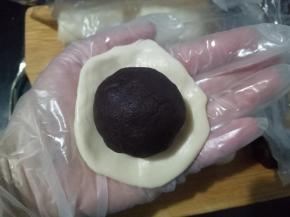 包入豆沙蛋黄。
