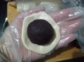 包入豆沙蛋黄。