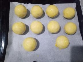 其余几个同样操作好，排入烤盘中，蛋黄酥顶部刷一层蛋黄液，稍微晾一会在刷一遍.