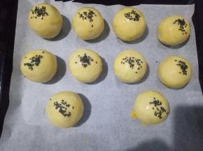 烤箱上火170度，底火160度预热5分钟，蛋黄酥蘸上黑芝麻。