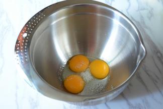 先将蛋清和蛋黄分离，装入无水的容器里。蛋黄中加入10g细砂糖，手动打蛋器将细砂糖细砂糖完全融化与蛋黄中。