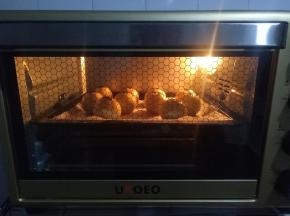 烤盘放入中层烘烤30分钟，后面调高上火180度在烤5分钟左右。