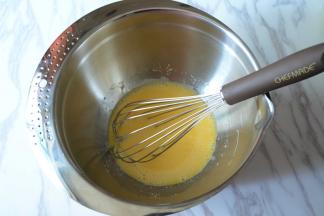 .依次加入玉米油混合均匀，再加入牛奶混合均匀。