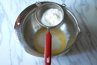 低筋面粉过筛加入蛋黄液中，混合均匀。