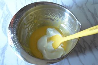 30g细砂糖分三次加入蛋清中，打发至硬性。取三分之一打发好的蛋白加入蛋黄糊中，翻拌均匀。