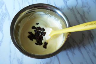 将翻拌均匀的蛋黄糊倒入剩下的蛋白中继续翻拌均匀，再加入葡萄干翻拌均匀。