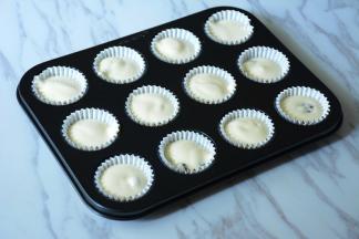 烤箱预热160度，将蛋黄糊倒入裱花袋中挤入模具中。