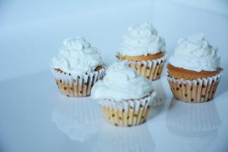 20g细砂糖分三次加入淡奶油中，打发至能提起牛角尖，装入裱花袋选择喜欢的裱花嘴来进行装饰。简单的在小蛋糕上挤上一层，插上一个碧根果就可以啦。