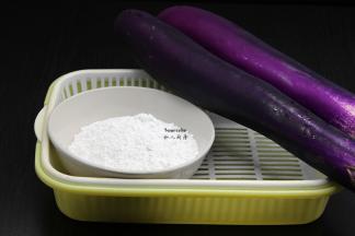 准备食材，茄子、粘米粉、糯米粉、香葱、五香粉等