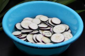 茄子洗净，切厚片，盐水浸泡3分钟。