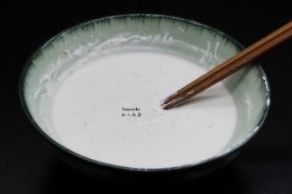 粘米粉、糯米粉、盐、五香粉、香葱加入适量的清水拌均成米浆；