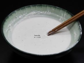 粘米粉、糯米粉、盐、五香粉、香葱加入适量的清水拌均成米浆；