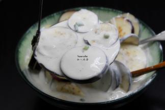 把裹上米浆的切片茄子放入模具中；