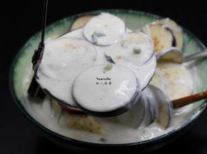 把裹上米浆的切片茄子放入模具中；