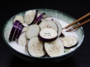 把沥干水的茄片倒入，均匀裹上米浆；