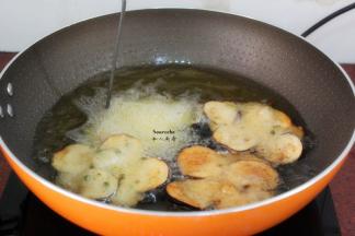 炸至自动脱模，翻转另外一面继续炸至金黄色，捞出沥干油；